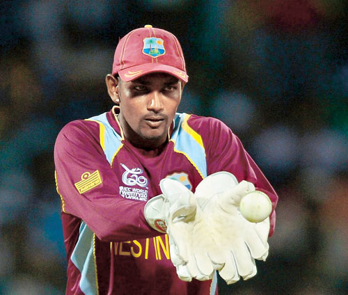 West Indies' only recognised wicketkeeper for the ICC Champions Trophy - Denesh Ramdin - has been banned for two matches by the ICC